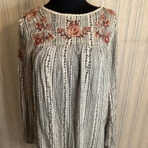 Savanna Jane Women’s Embroidered Top Size M.